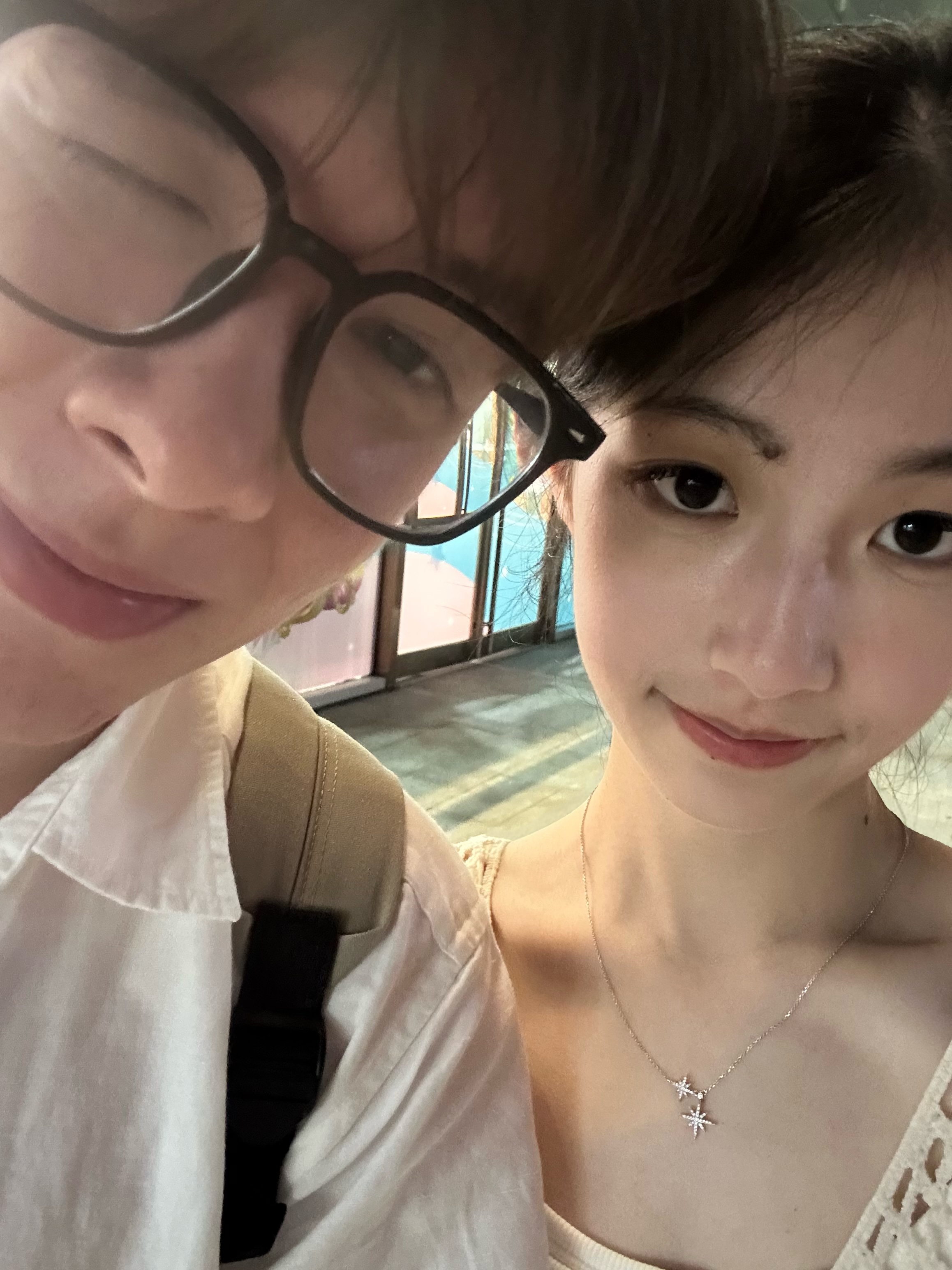 一对恋人走在安静的草地上